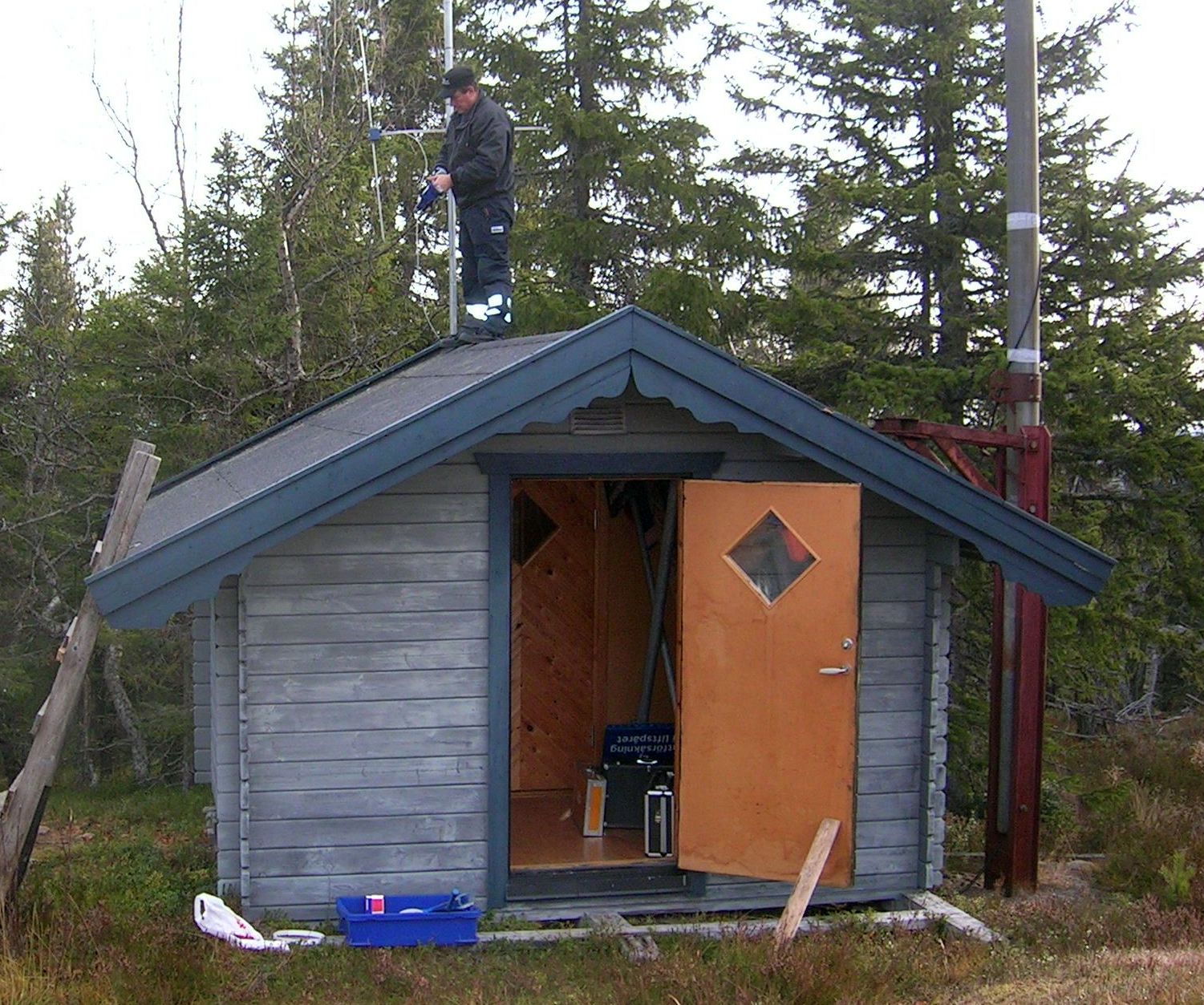 The new radio cottage , André mounts some community radio antenna